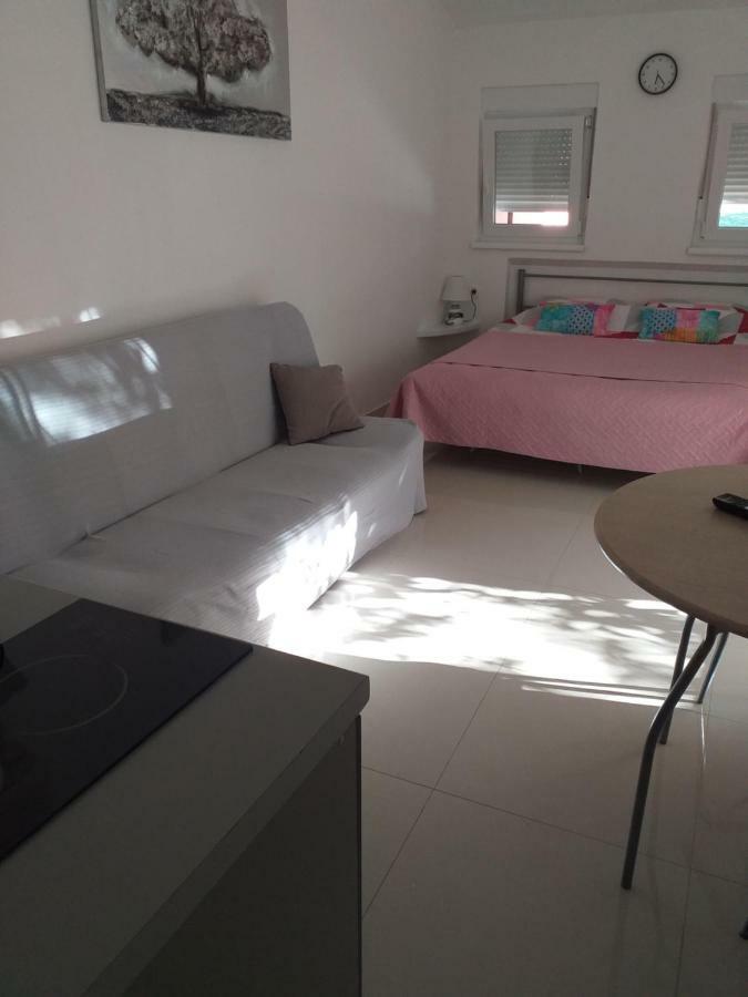 Tili Apartment Pula Luaran gambar